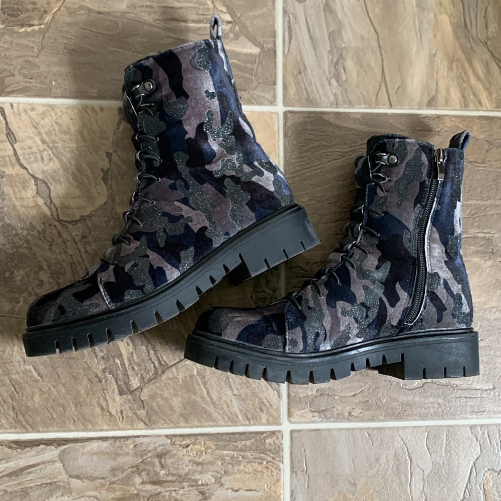 Wild Diva velvet camo combat boot size: 8